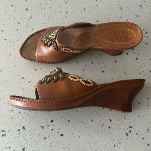 Clarks Artisan Women’s Tan Leather Beaded Boho Wedge Open Toe Sandals Shoes 7.5